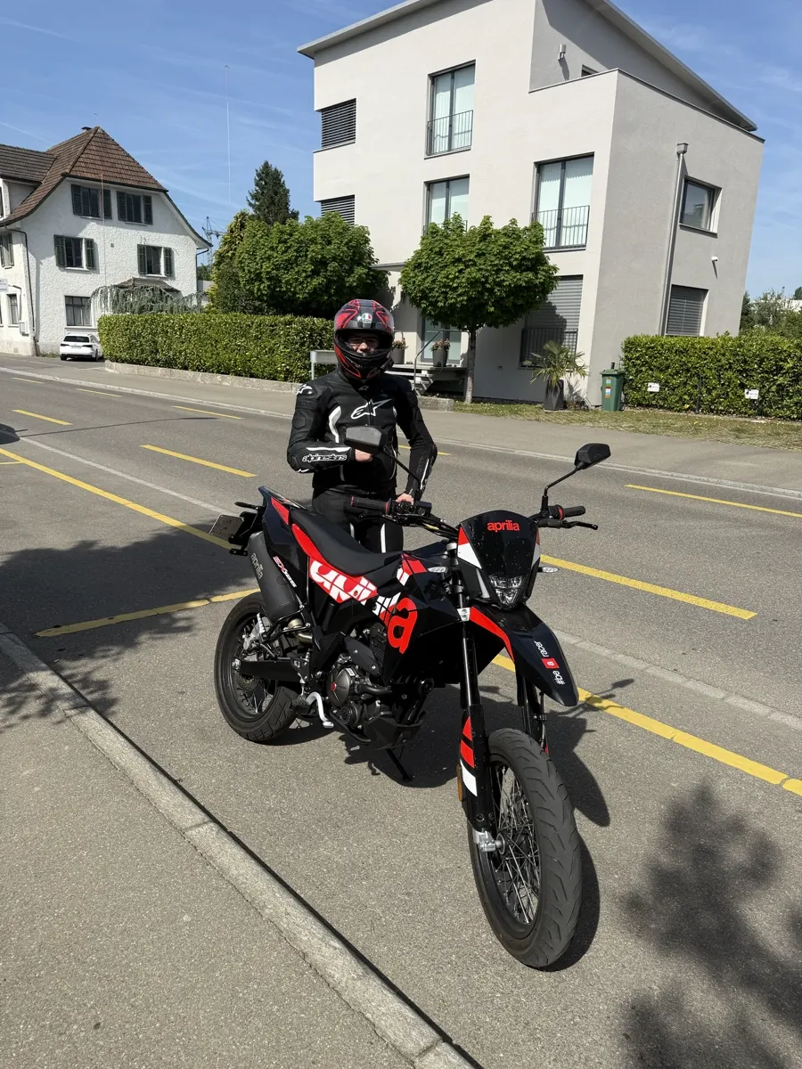 Fahrschüler mit Motorrad vor einer Fahrstunde der Fahrschule me in Wettingen