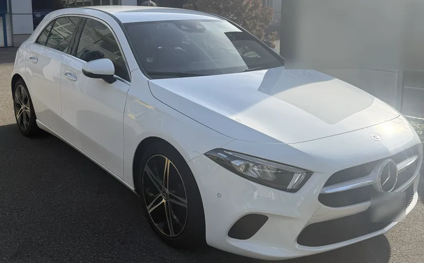 Weisses Schulungsauto der Fahrschule me für die Autofahrstunden in Wettingen